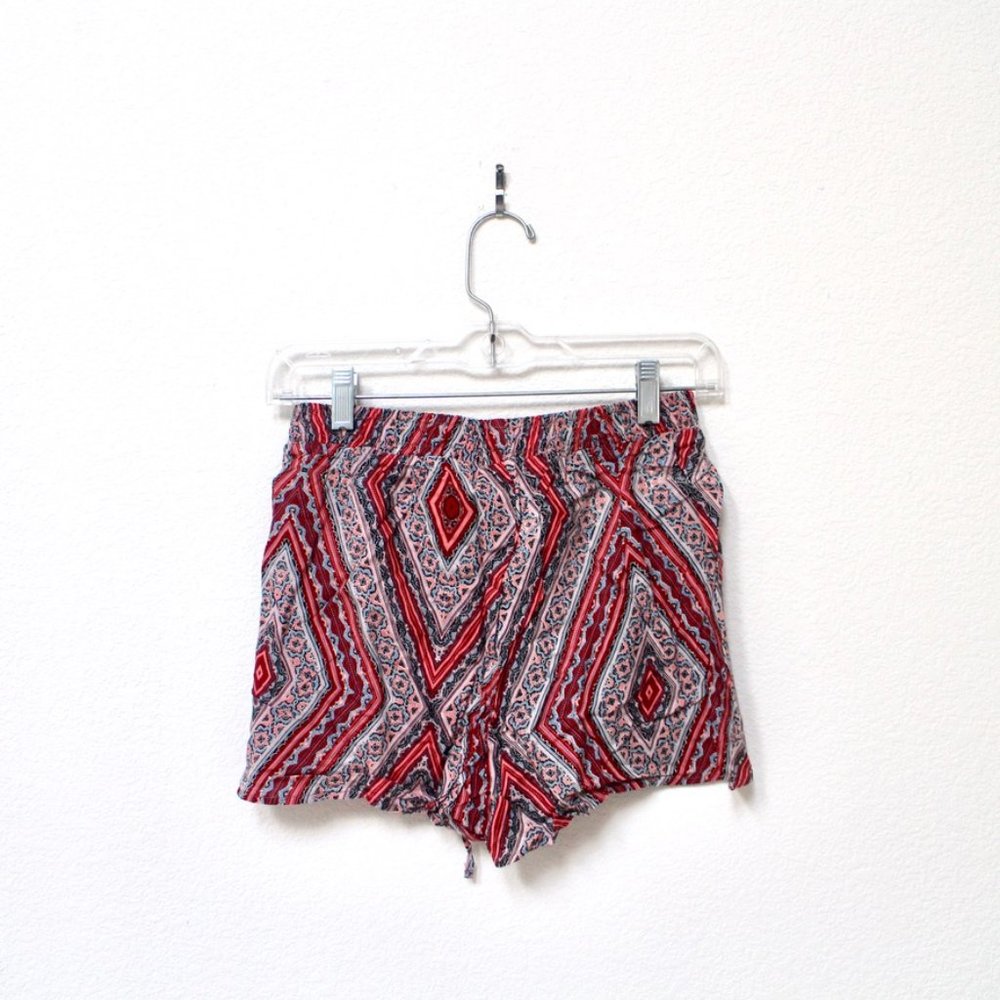 Hollister | Geometric Print Tulip Shorts - Picture 2 of 2
